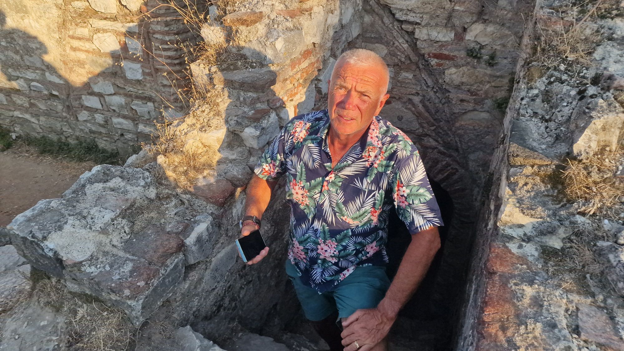 Blick in die historische Wasserzisterne der Burg von Berat