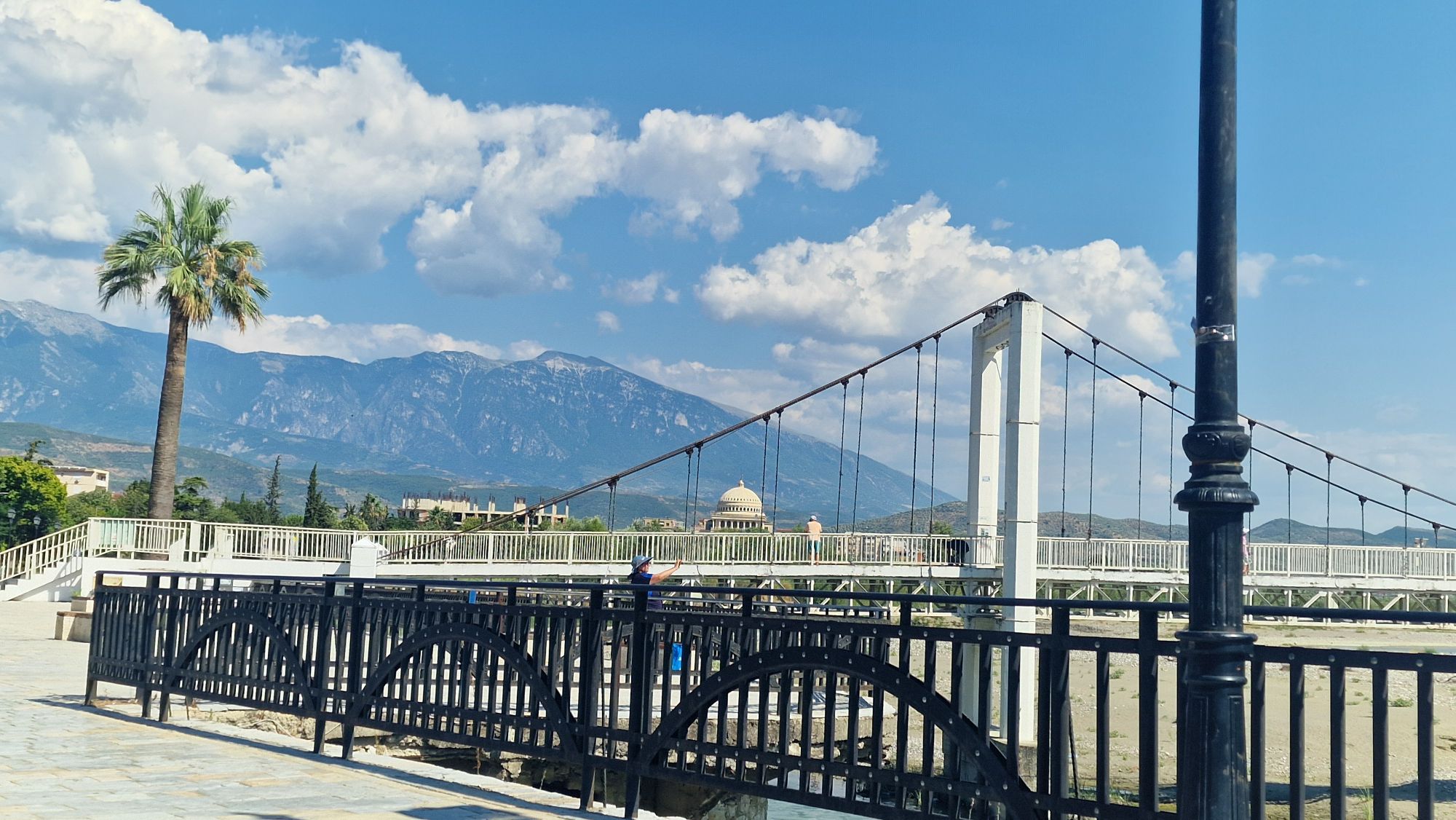 Fußgänger-Hängebrücke Ura e Varur über den Osum in Berat