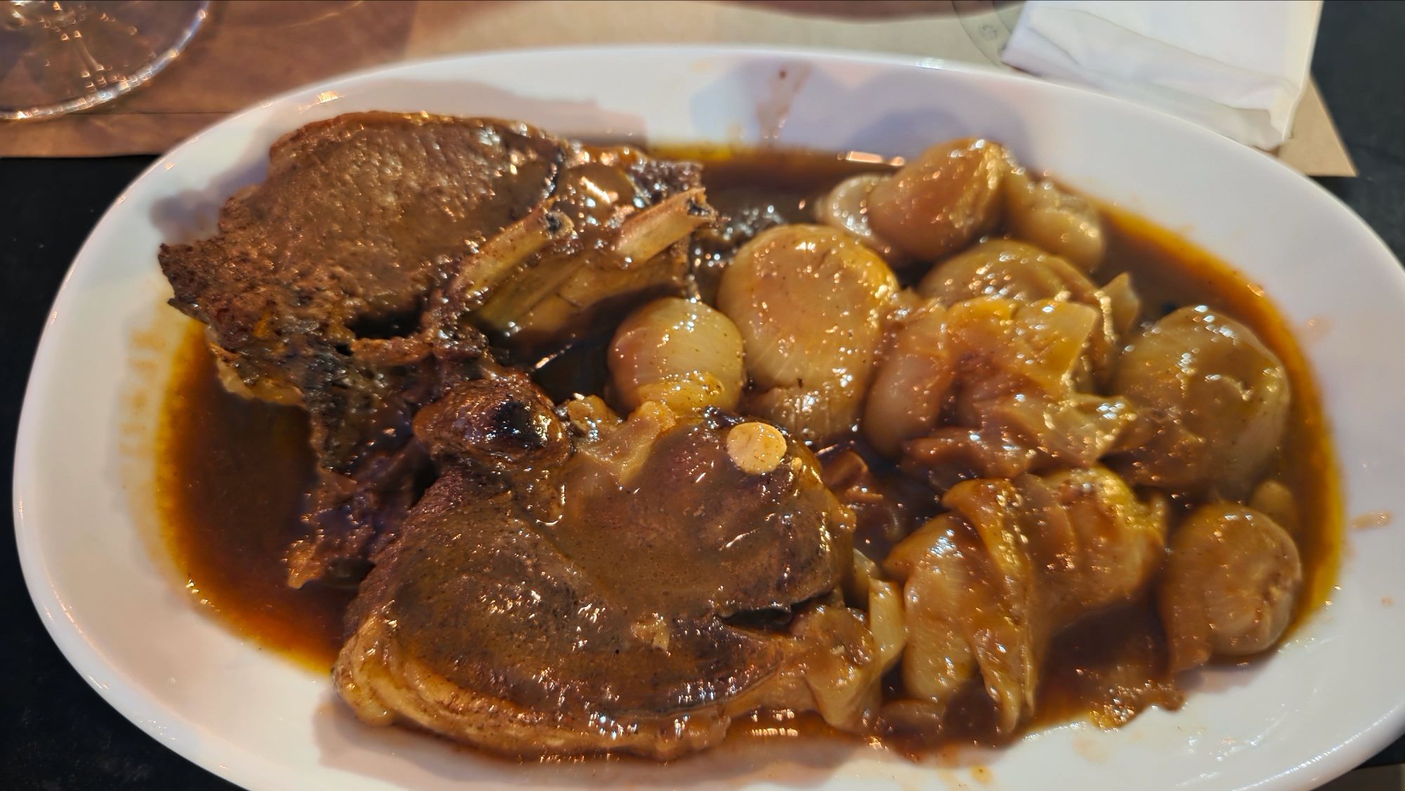 Wildschwein mit glasierten Zwiebeln im Restaurant Trifilia
