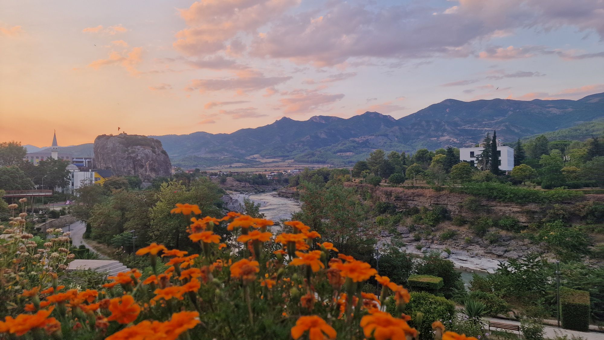 Sonnenuntergang in Përmet in Albanien