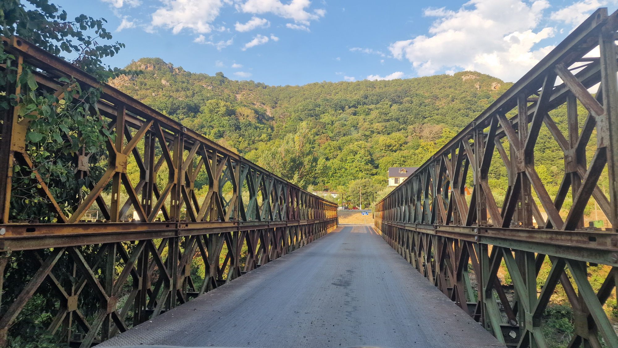 Schmale Stahlbrücke über die Vjosa bei Përmet