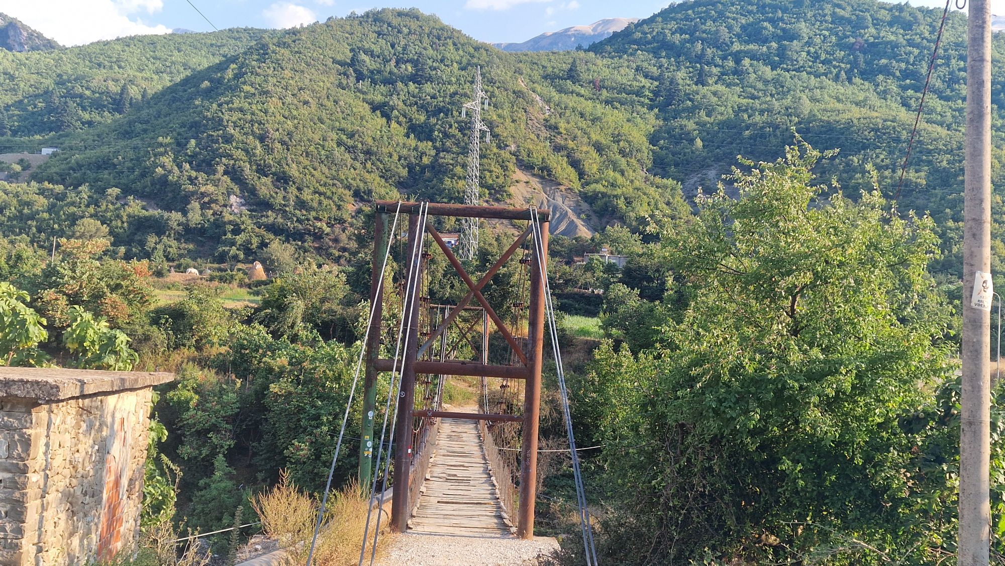 Alte Hängebrücke im Vjosa-Tal bei Përmet