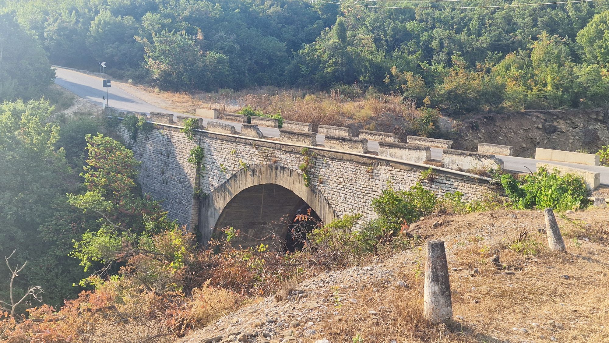 Traditionelle Steinbogenbrücke an der SH75
