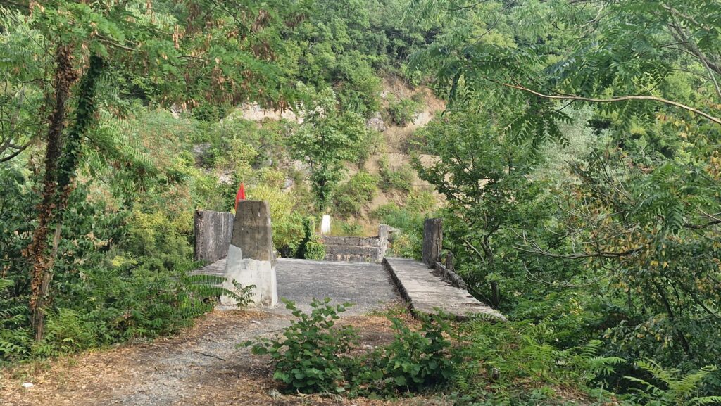 Aufgegebene Brücke im Grenzgebiet zwischen Albanien und Griechenland