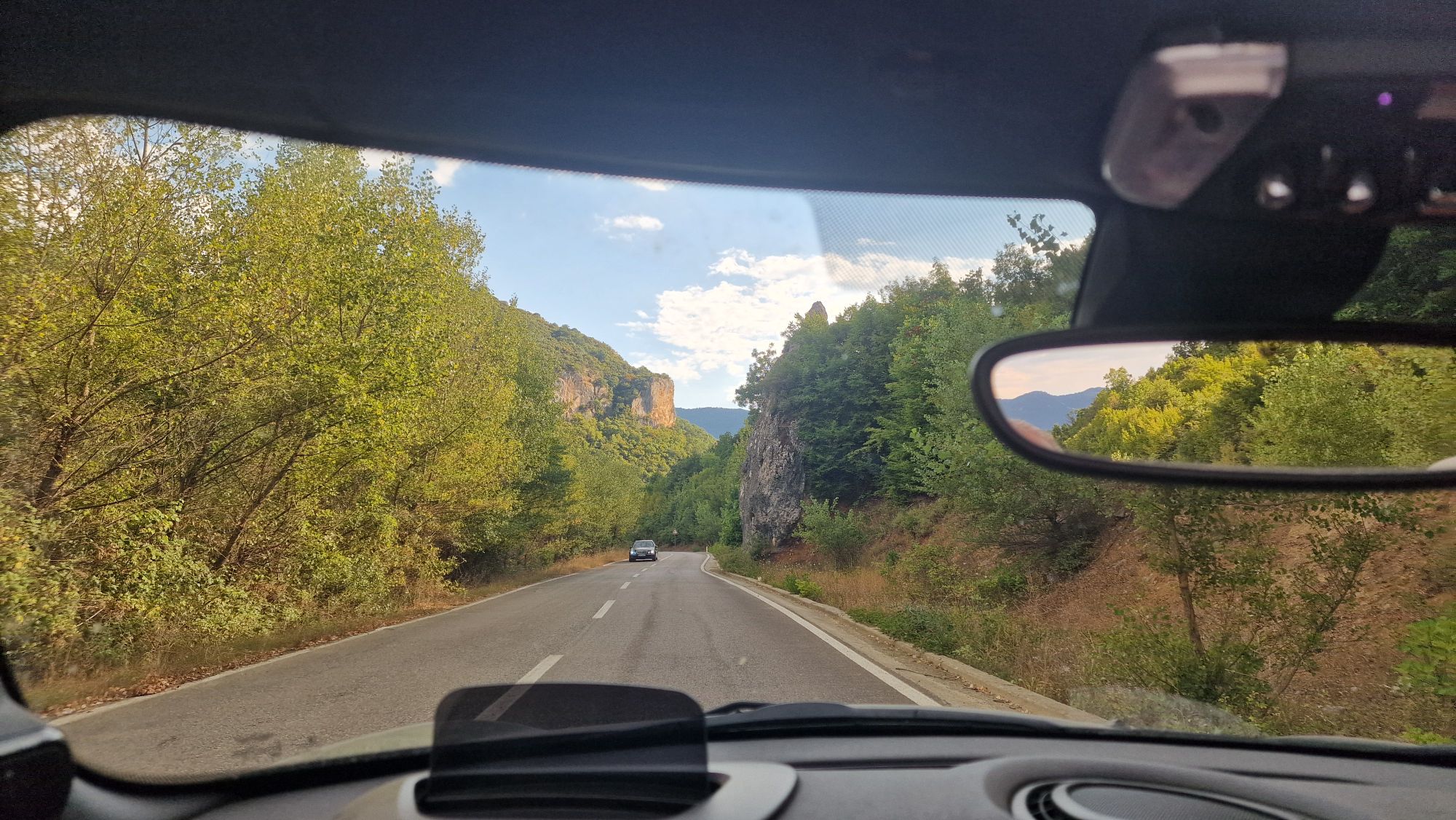 Kurvenreiche SH75 im albanisch-griechischen Grenzgebiet