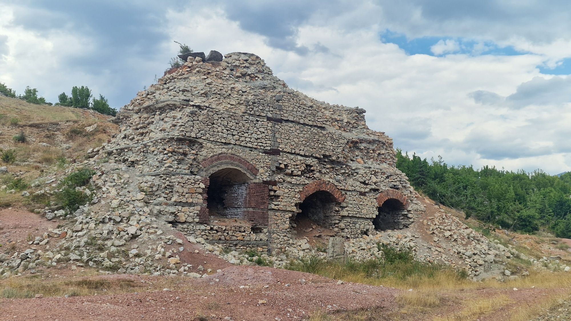 Alter Kalkofen bei Leskovik in Albanien