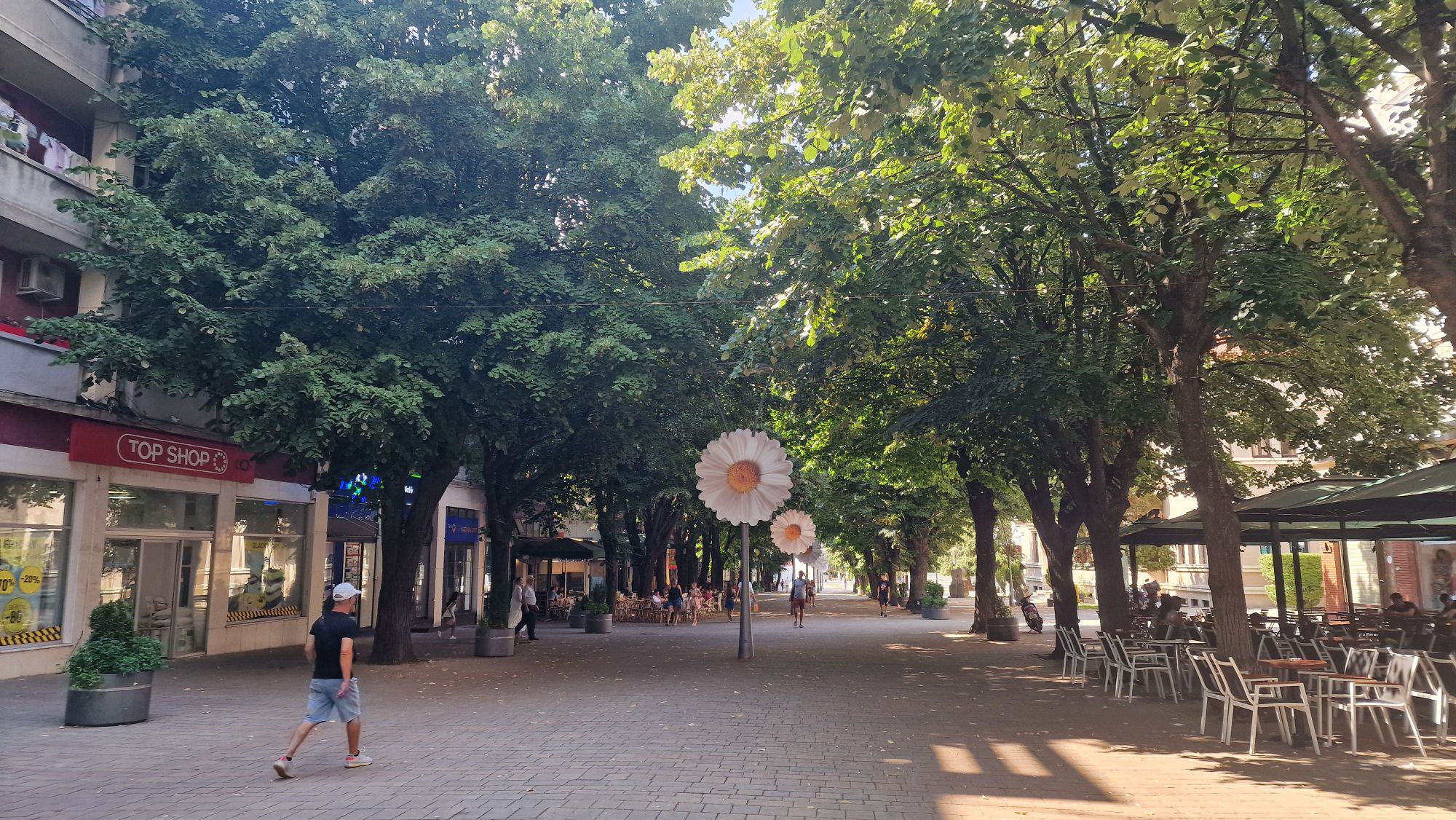 Schattige Fußgängerzone in Korçë