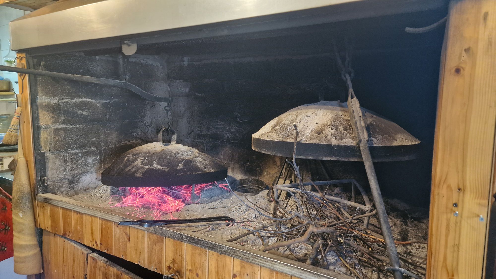 Traditioneller Lakror wird unter einem Saç gebacken