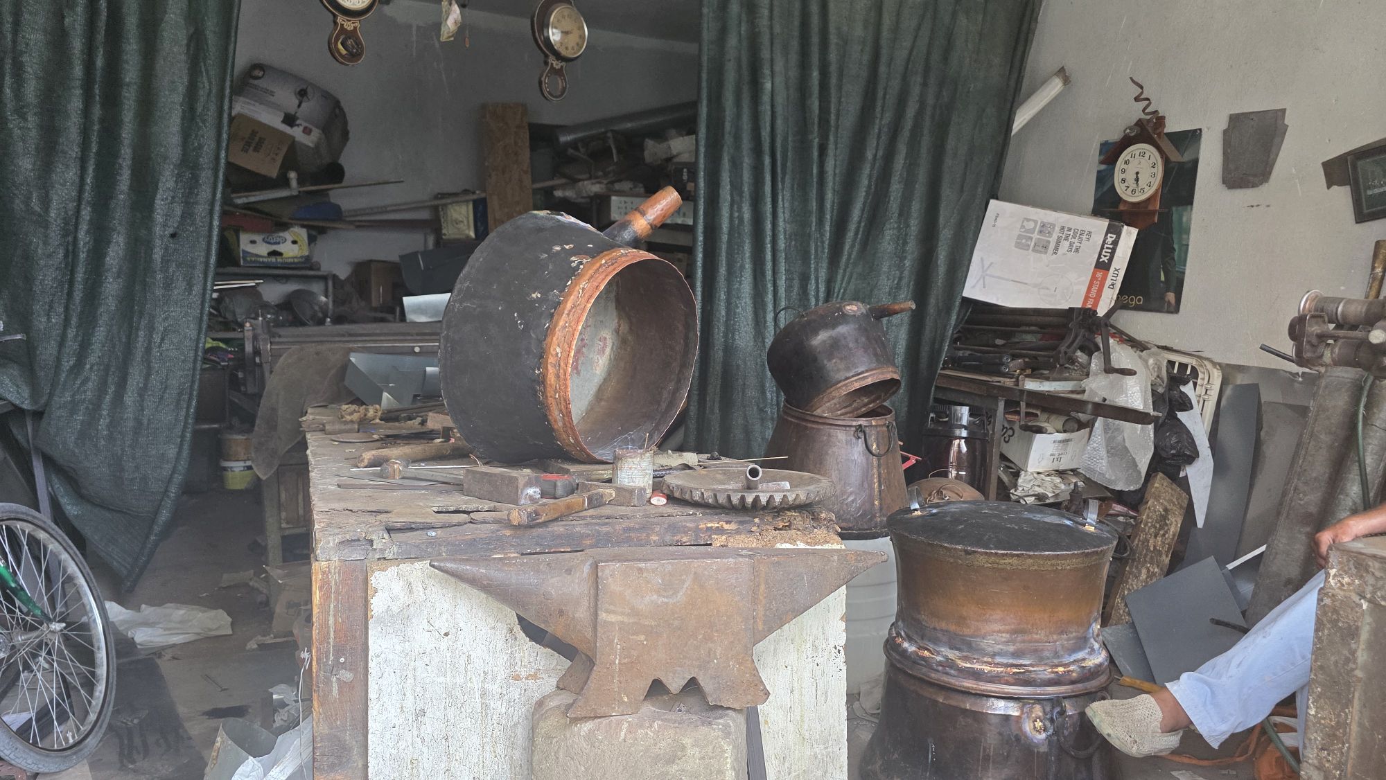 Traditioneller Handwerker im alten Basar von Korçë