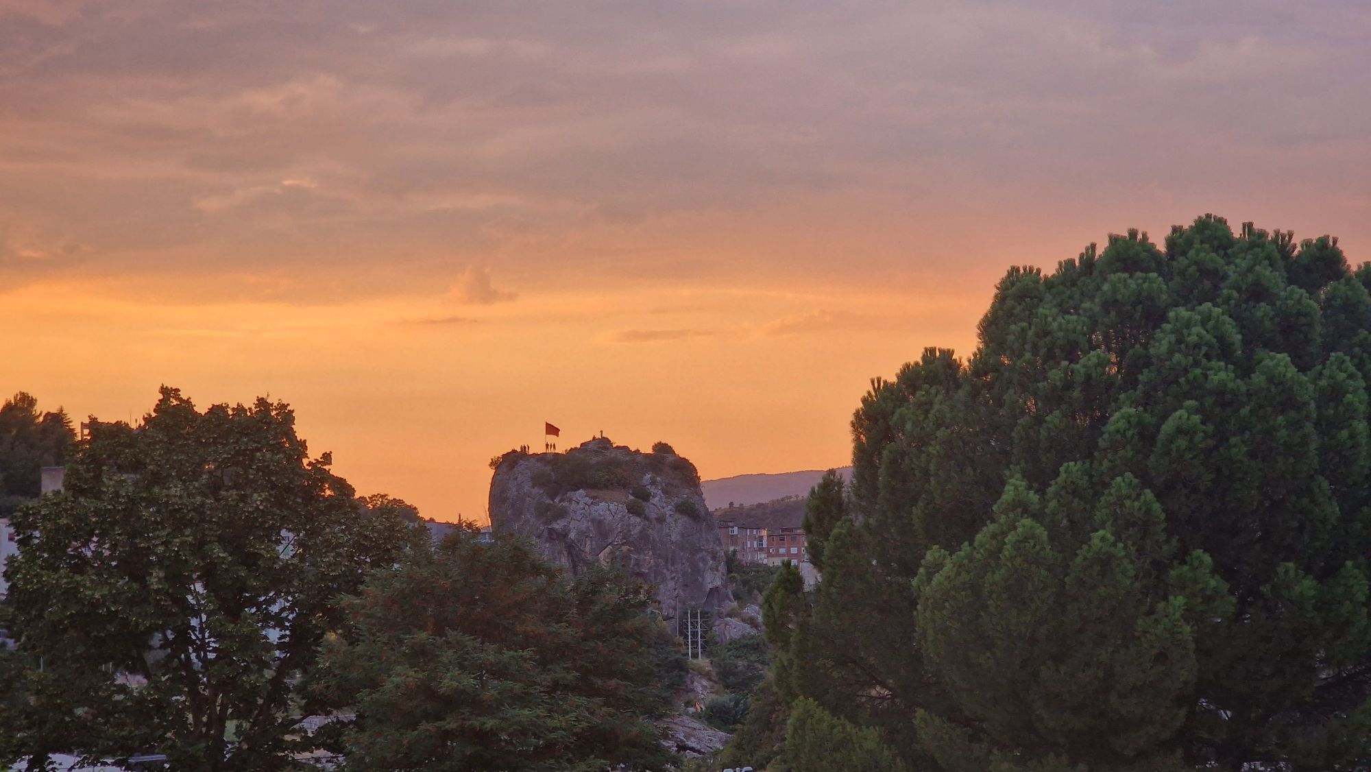 Guri i Qytetit in Përmet im Abendlicht