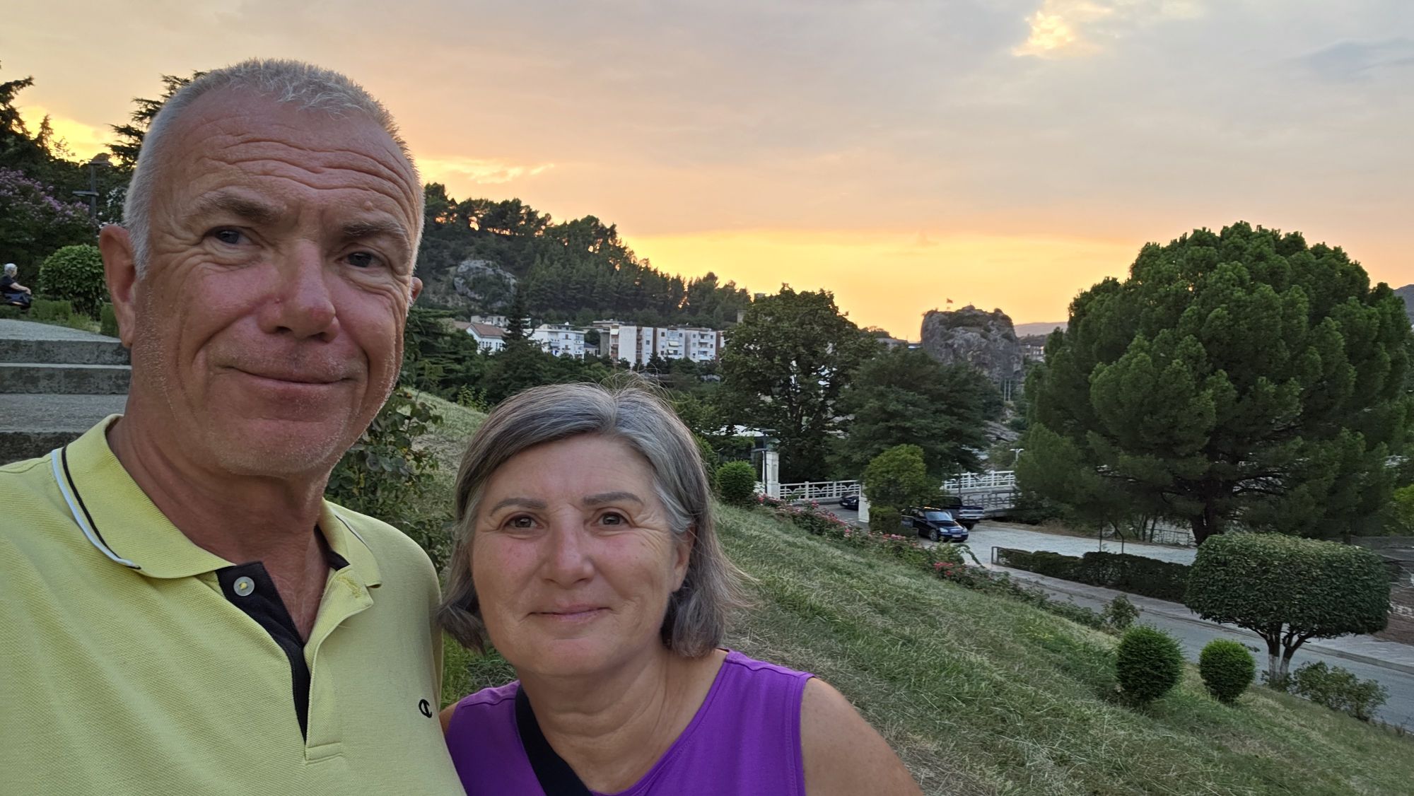 Sonnenuntergang am Stadtfelsen Guri i Qytetit in Përmet