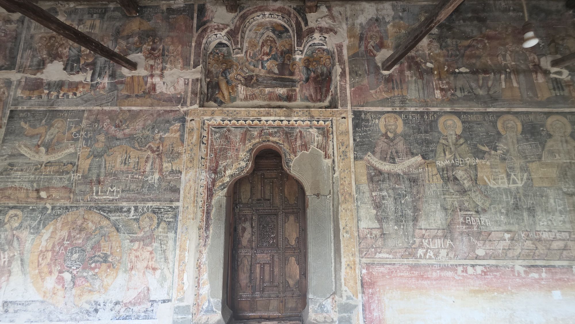 Beschädigte Fresken an der Marienkirche von Leusë