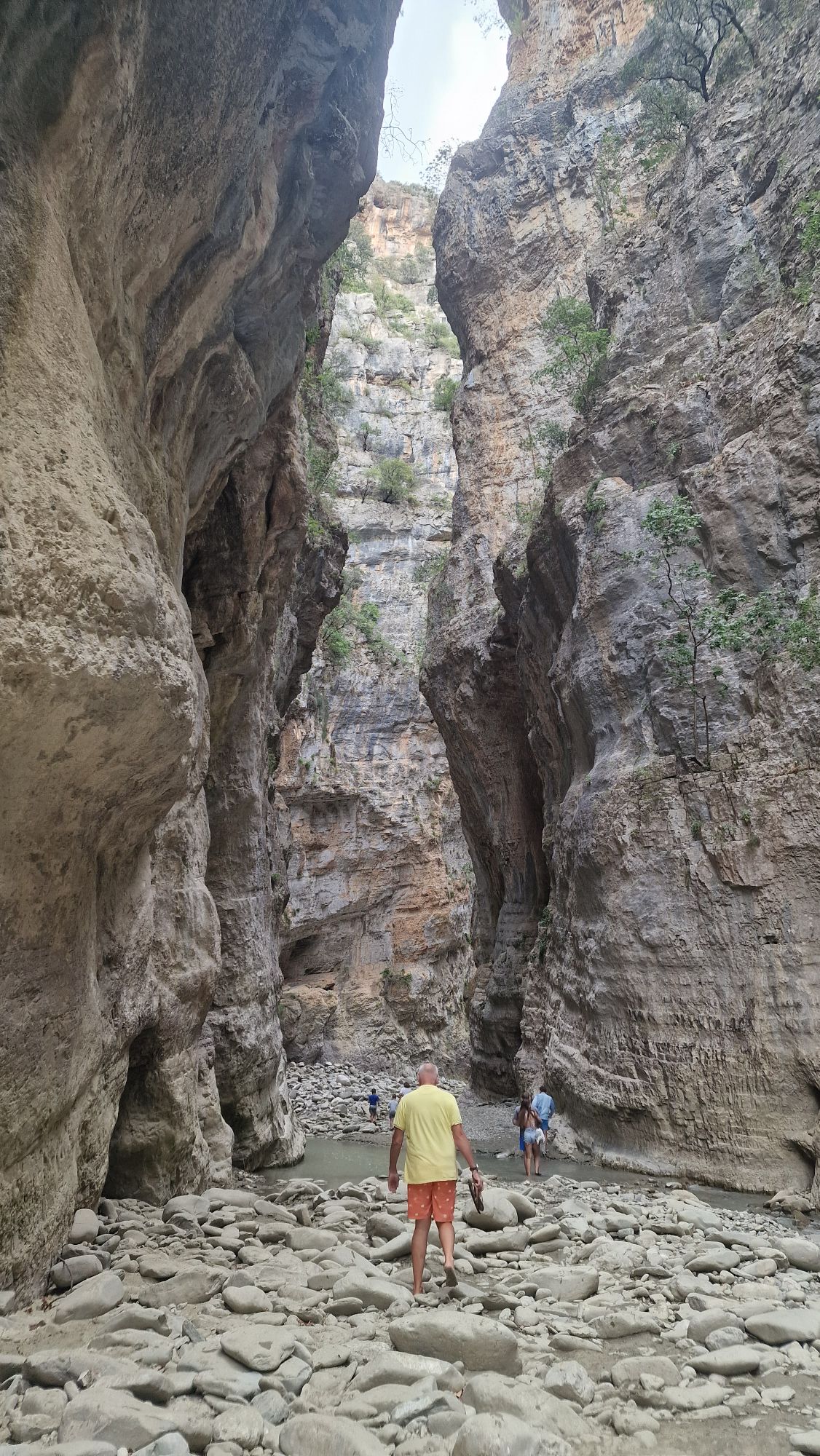 Enge Felswände in der Lëngarica-Schlucht