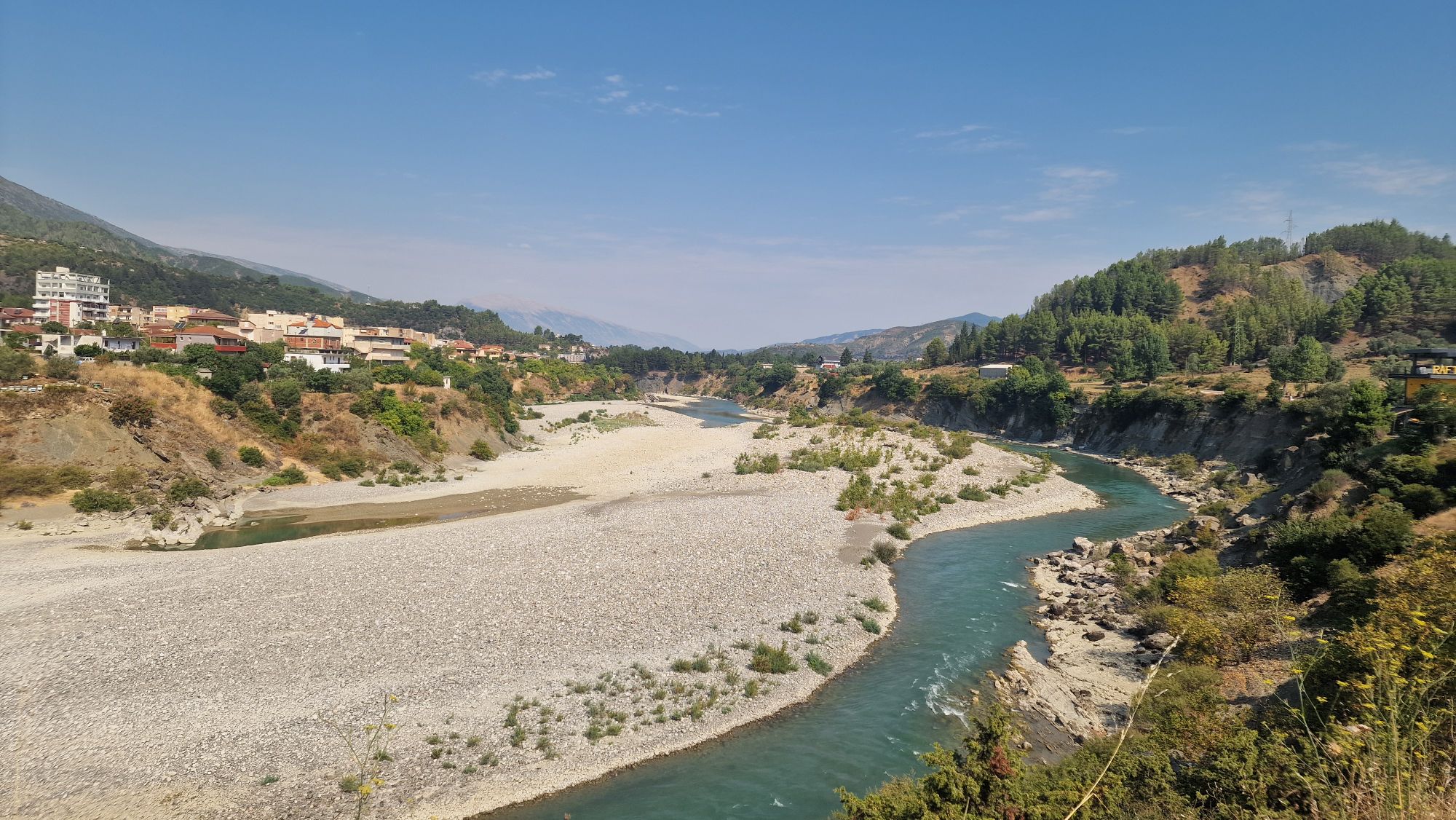 Blick über das Vjosa-Tal und Përmet
