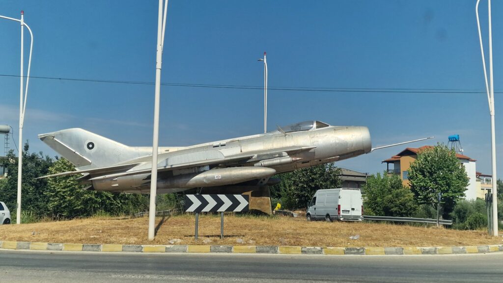 Shenyang F-6 vor dem Luftwaffenstützpunkt Kuçovë