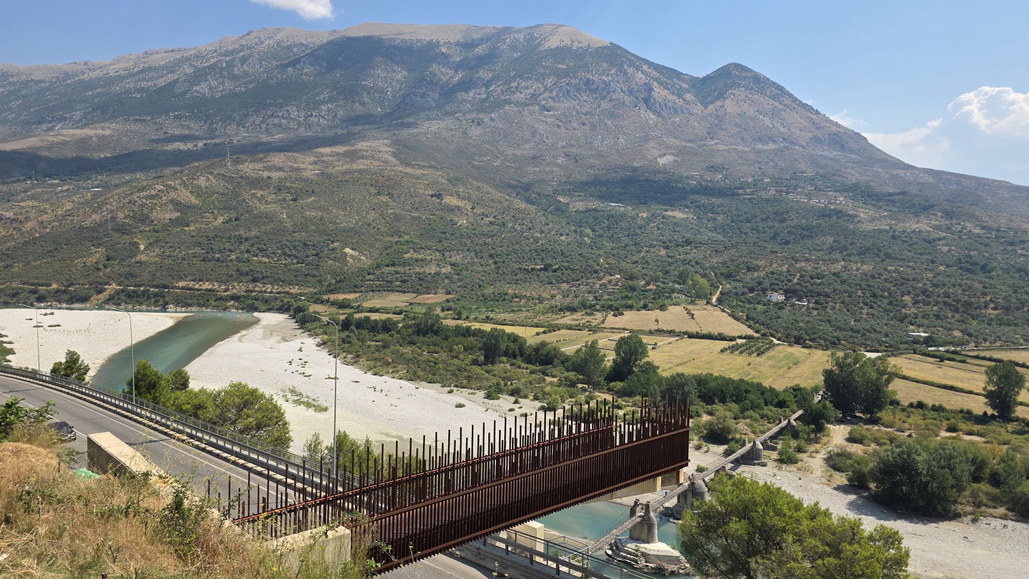 Fußgängerbrücke von der Burg Tepelenë ins Tal