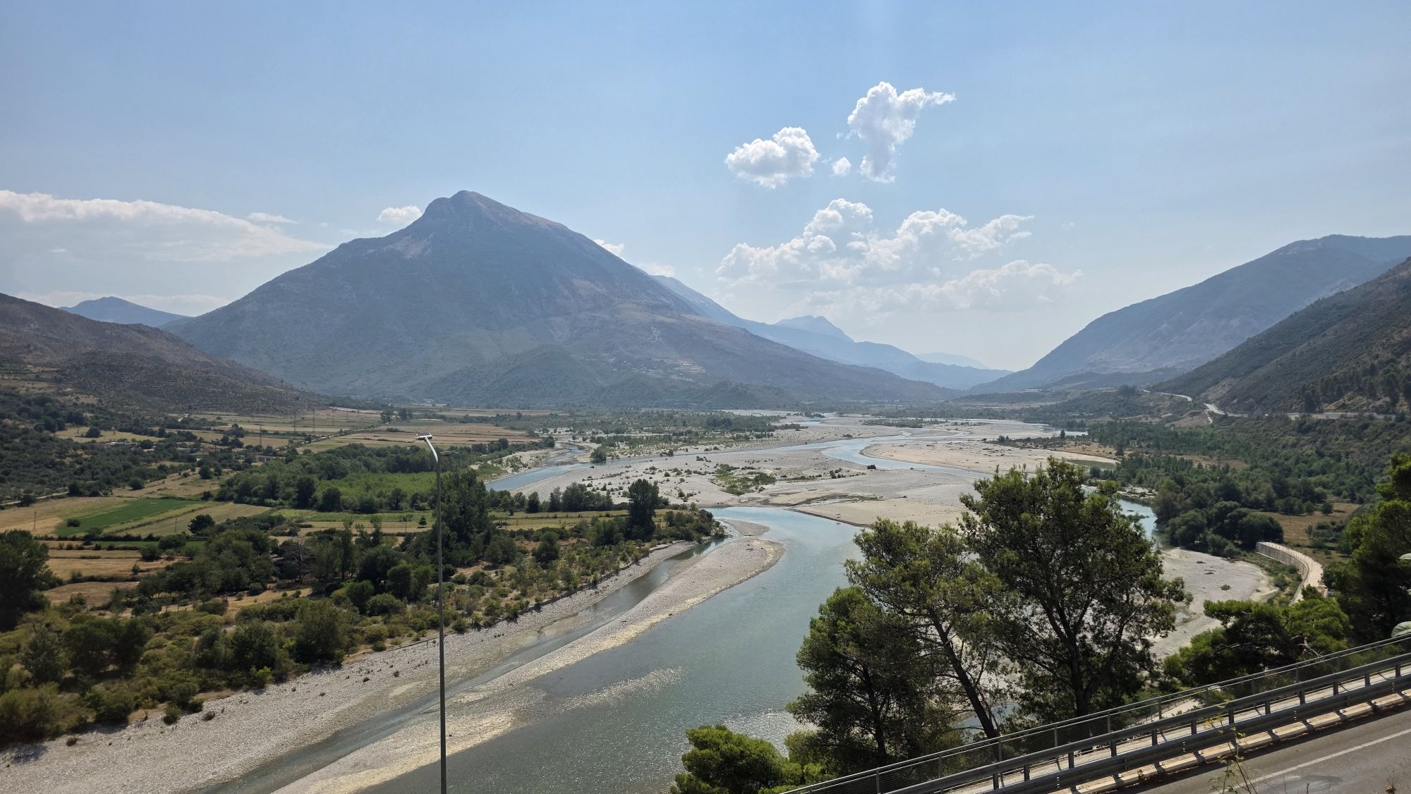 Blick von der Burg Tepelenë auf das Vjosa-Tal