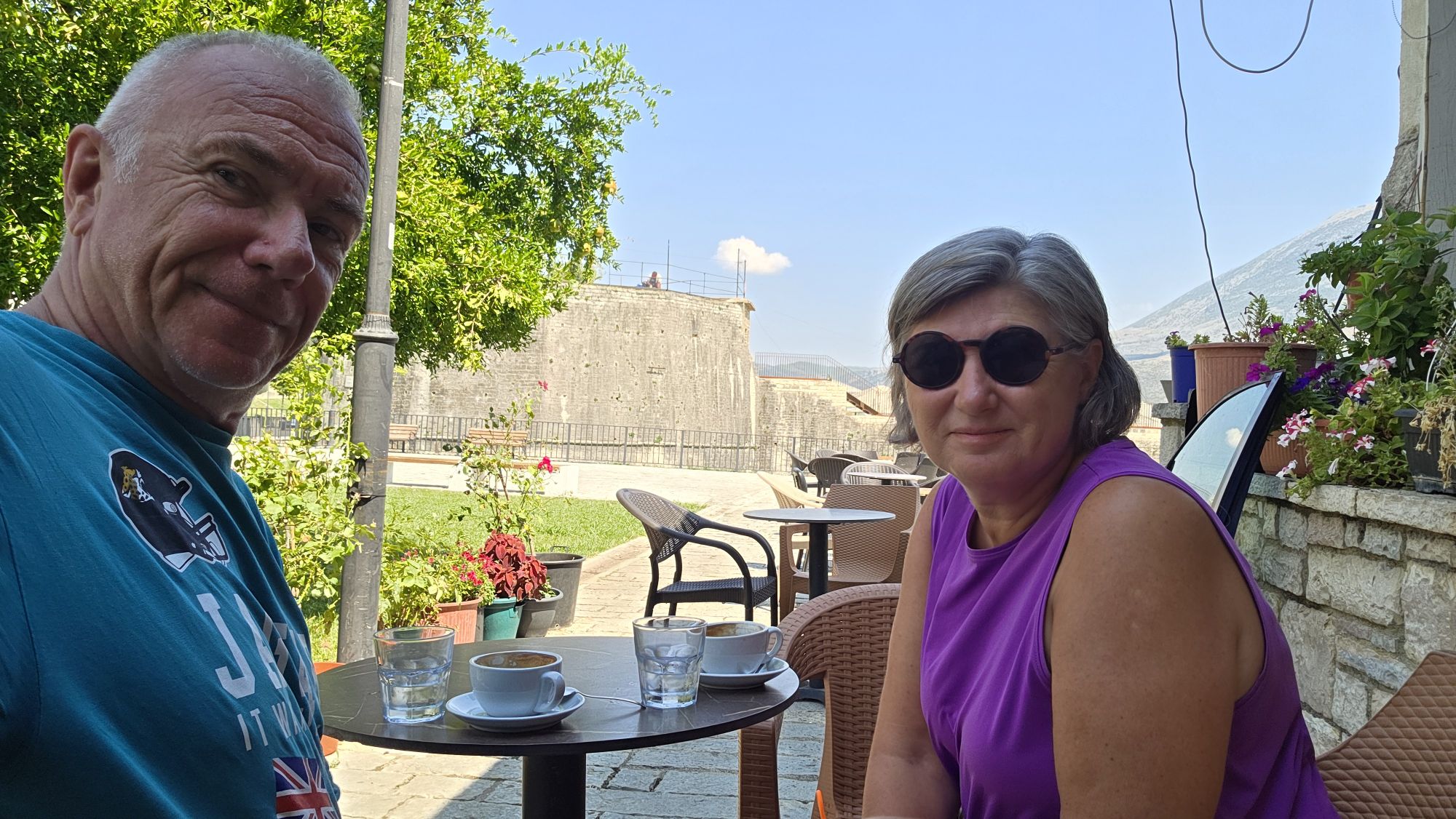 Kaffee an der Burg von Tepelenë