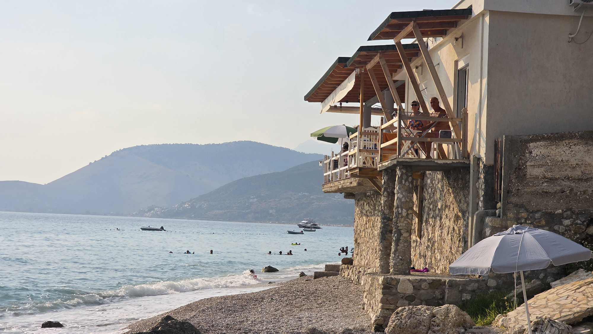 Balkon unseres Robinson-Hauses in Borsh mit Blick auf das Meer