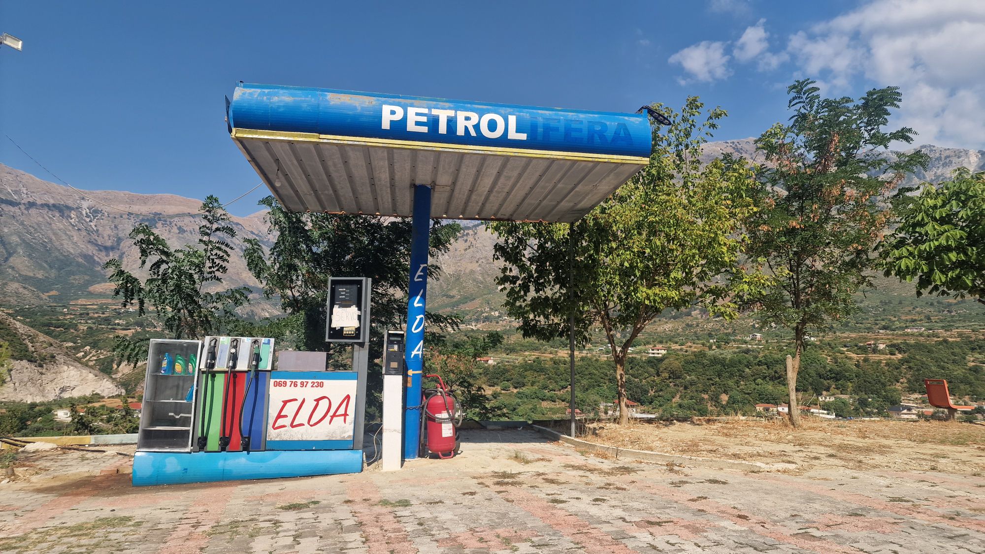 Geschlossene Tankstelle an einer alten Straße in Albanien