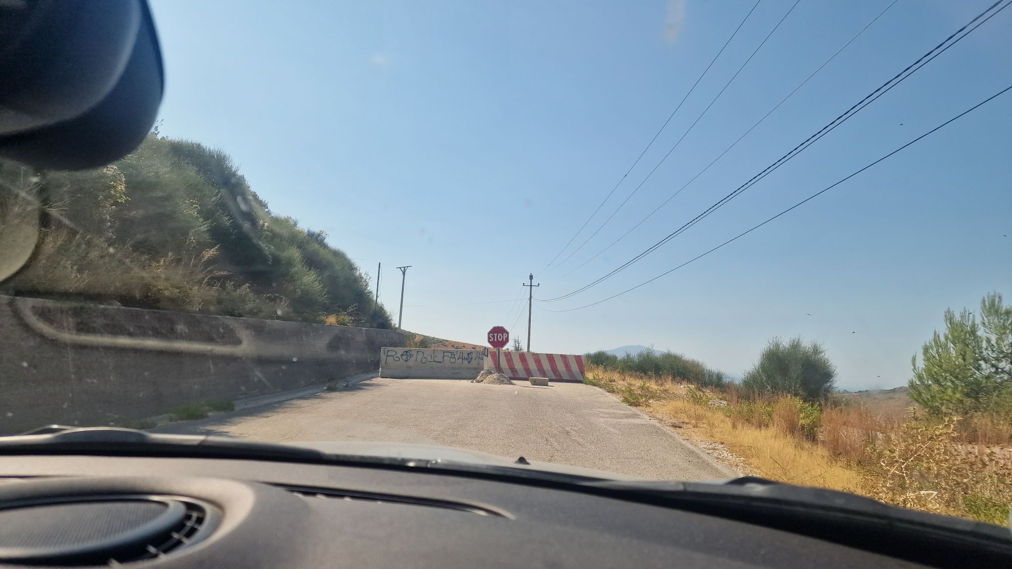 Betonsperre auf einer alten Straße bei Dukat