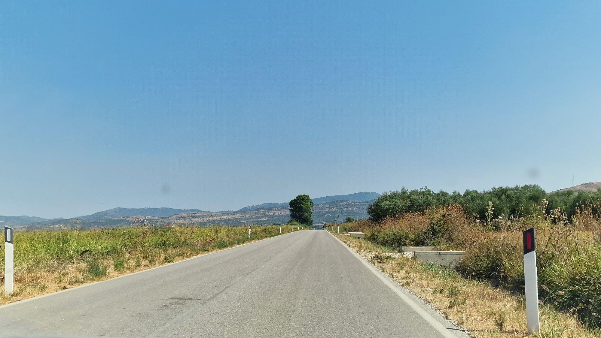 Gerade Straße im Hinterland von Vlorë