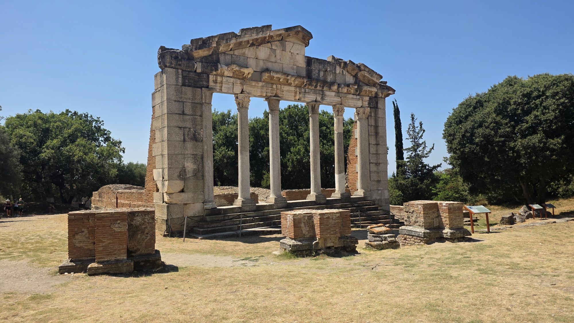 Monument der Agonotheten und Bouleuterion in Apollonia