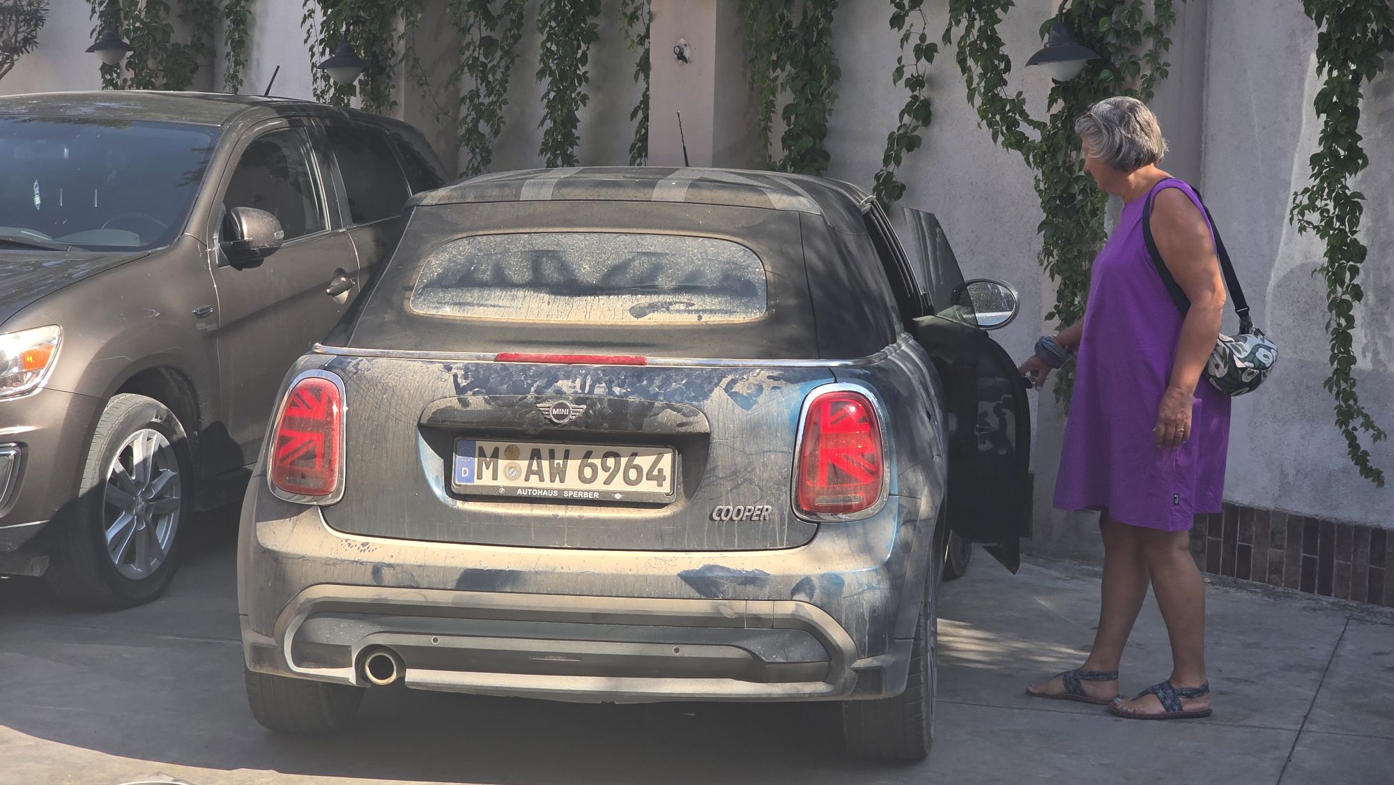 Mini Cabrio zwischen den modernen Hochhäusern von Tirana
