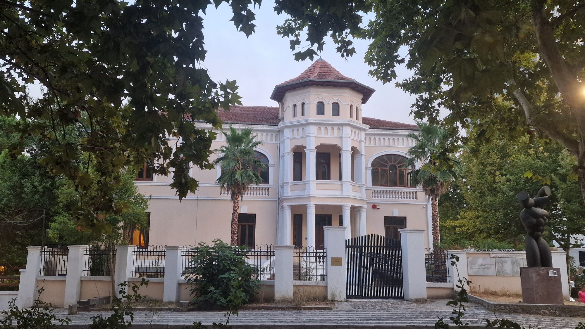 Ehemalige italienische Botschaft und heutiger Sitz von Institutionen zur Aufarbeitung kommunistischer Verfolgung in Tirana