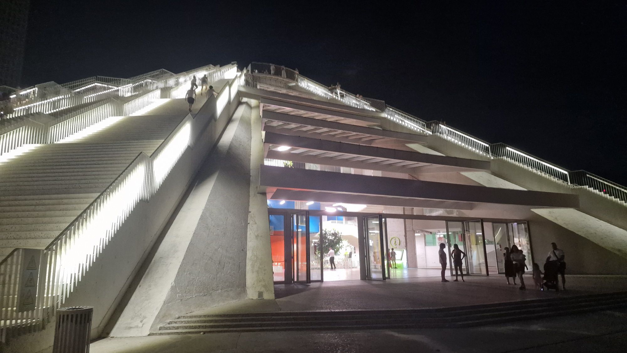 Die renovierte Pyramide von Tirana am Abend