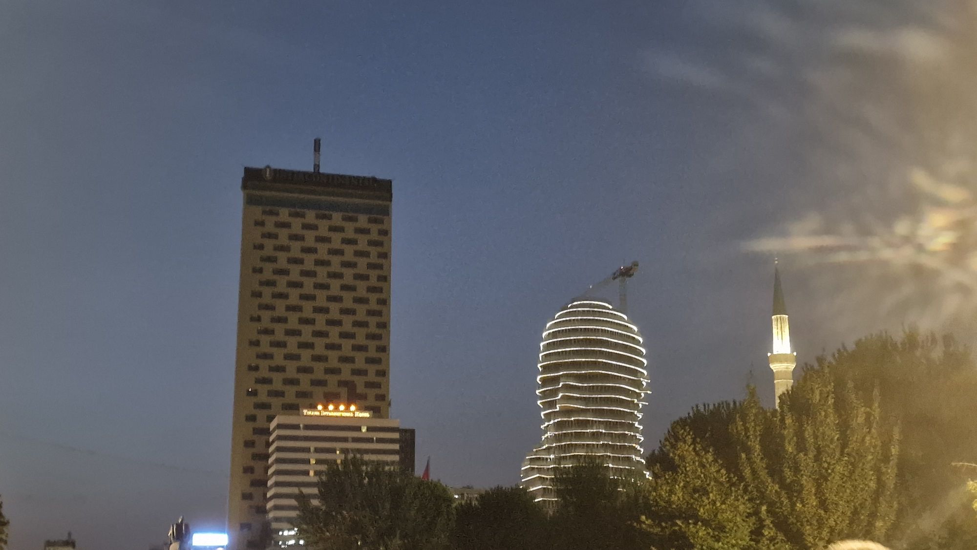 Moderne Skyline von Tirana bei Nacht