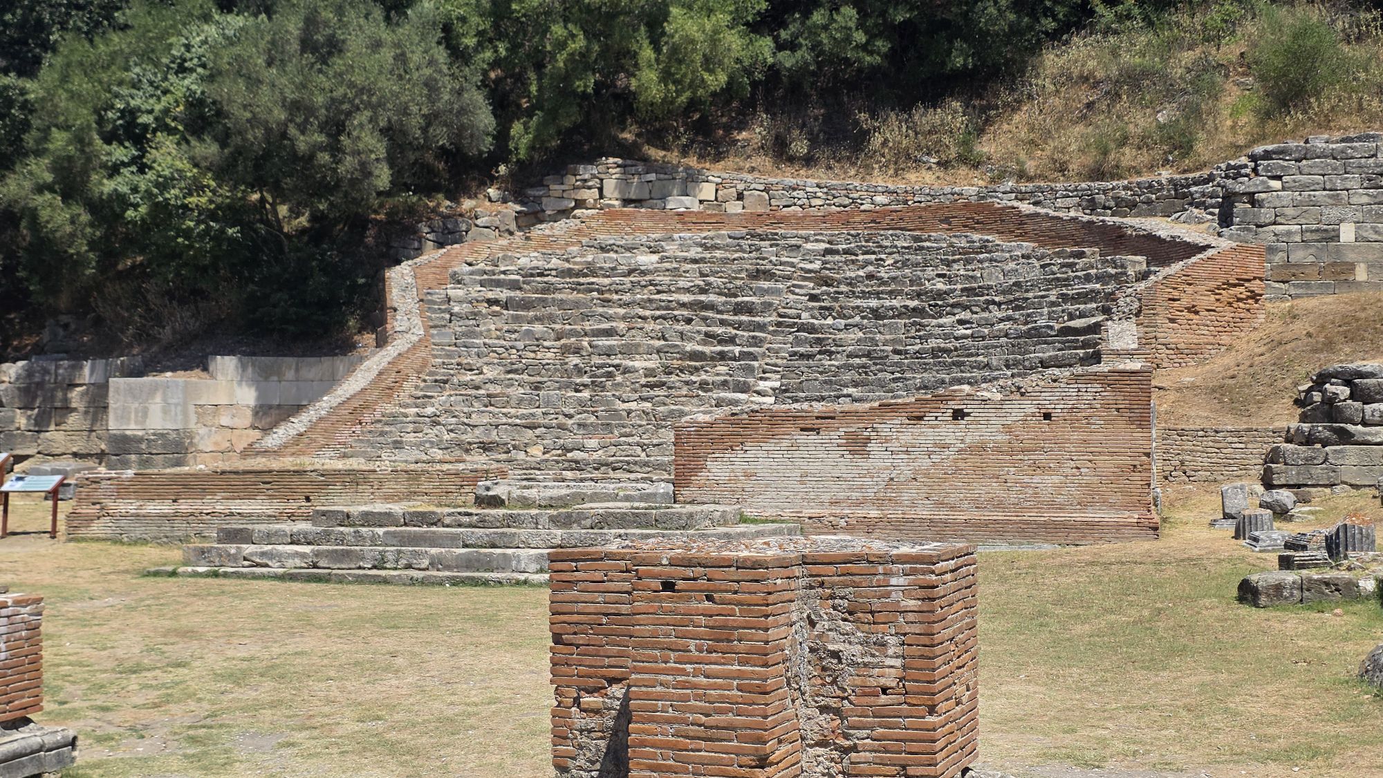 Antikes Odeon in Apollonia mit erhaltenen Sitzreihen