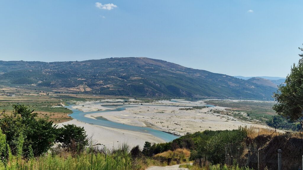 Blick auf das breite Vjosa-Tal in Albanien