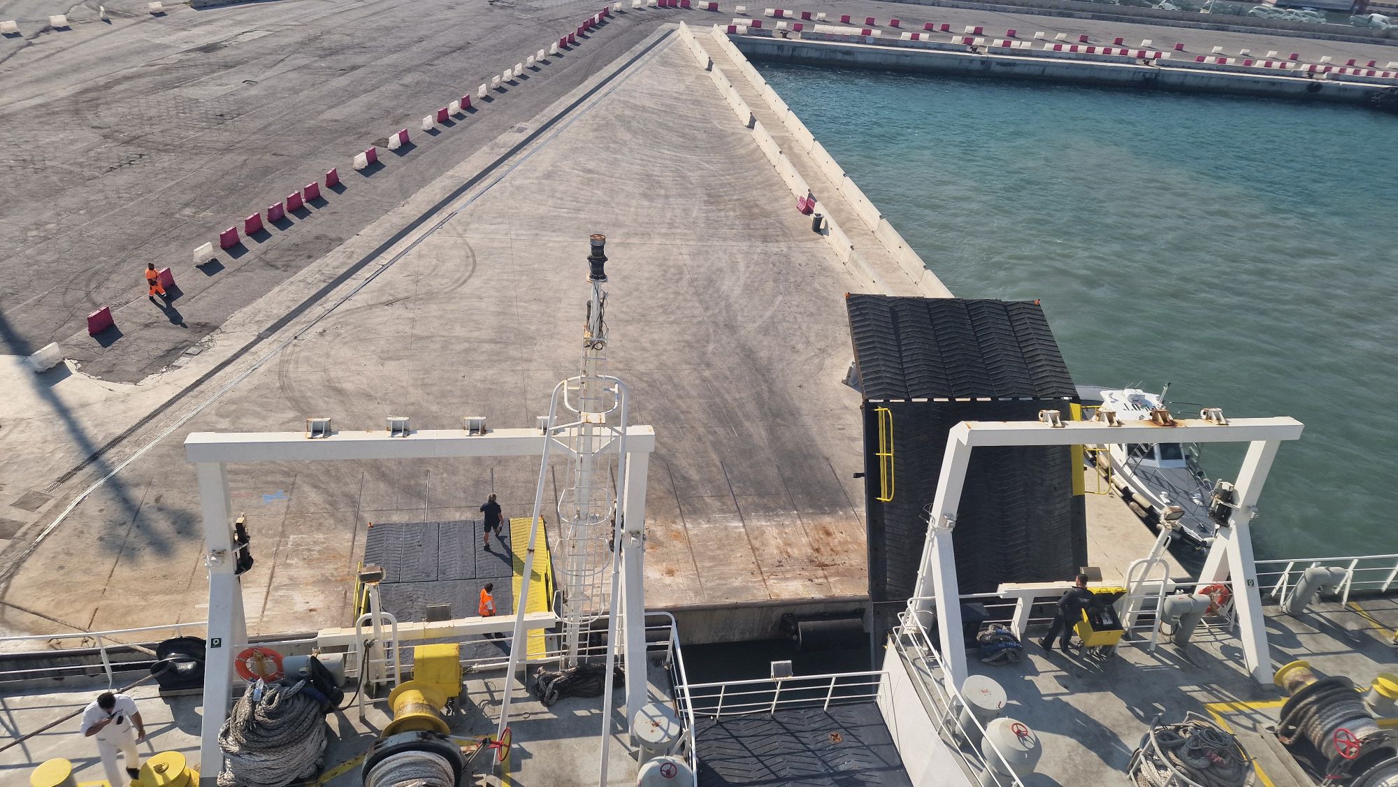 Ankunft mit der Fähre im Hafen von Bari