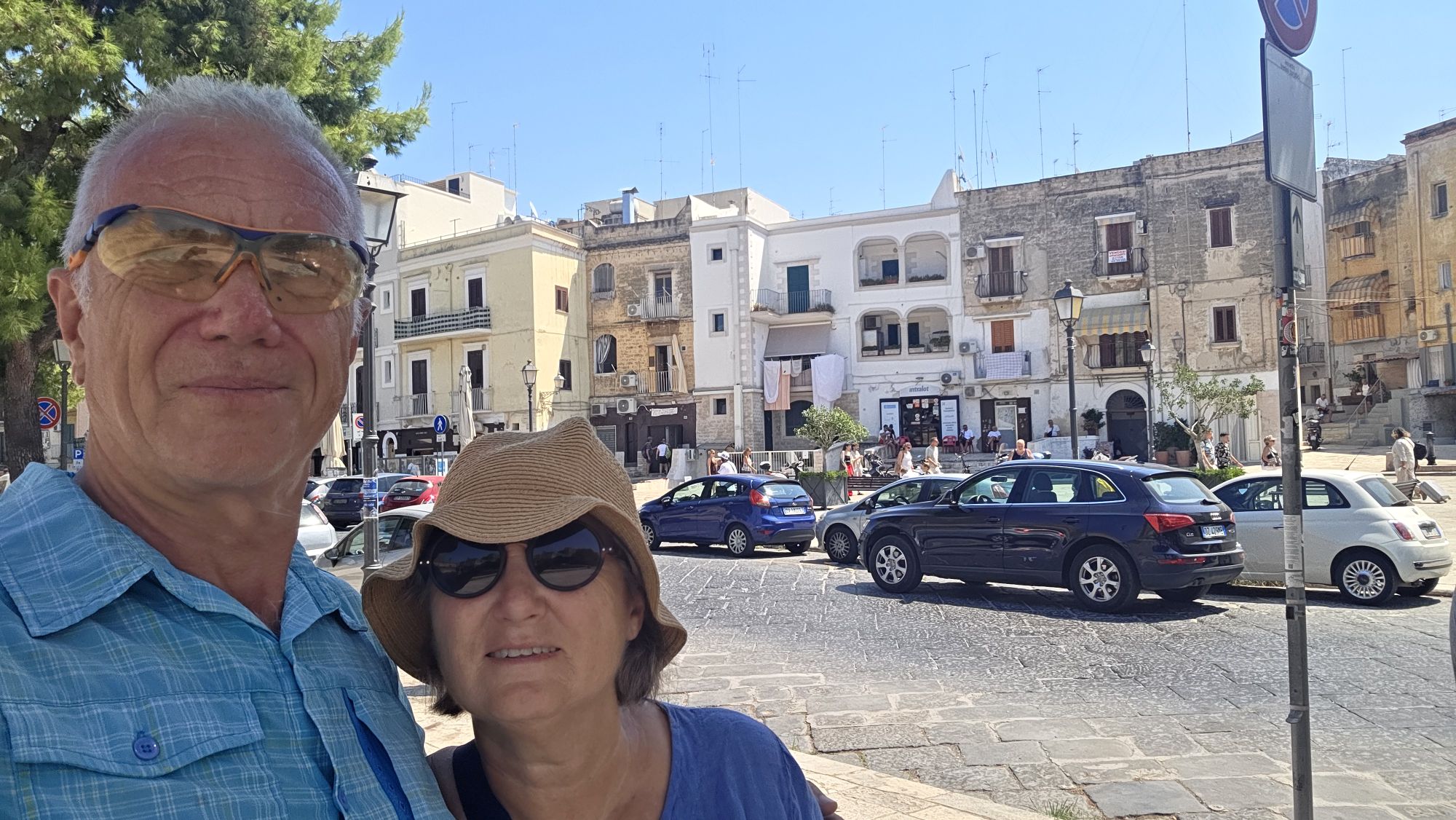 Häuserzeile gegenüber dem Castello Normanno-Svevo in Bari
