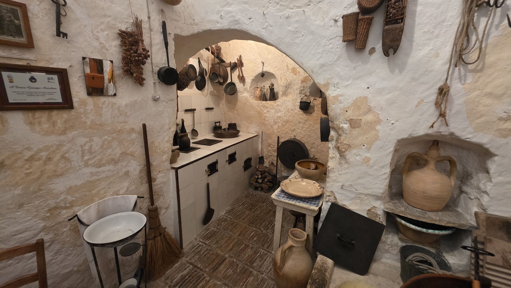 Historische Küche in einer Höhlenwohnung in Matera