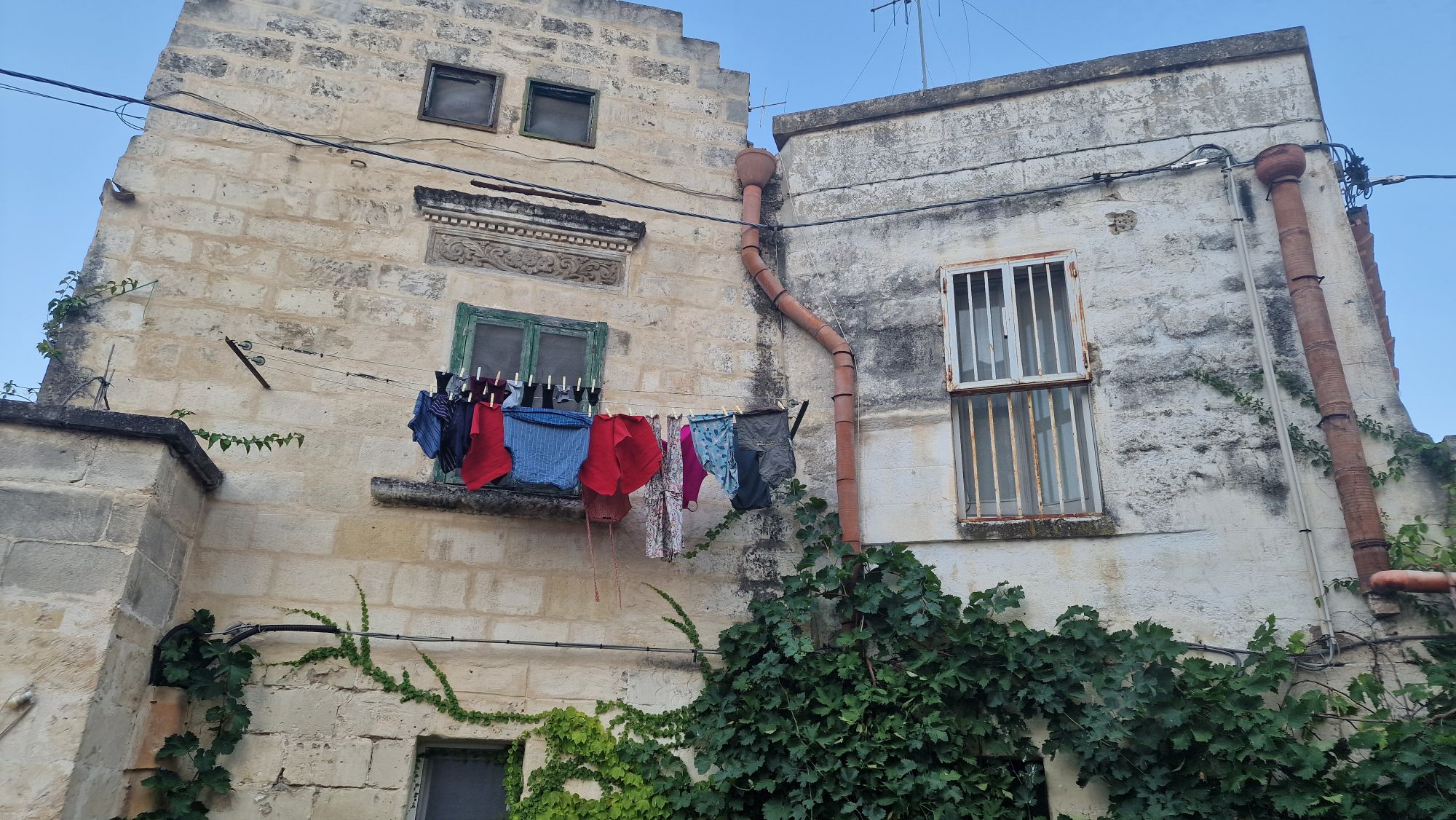 Wäsche zwischen den Häusern von Matera