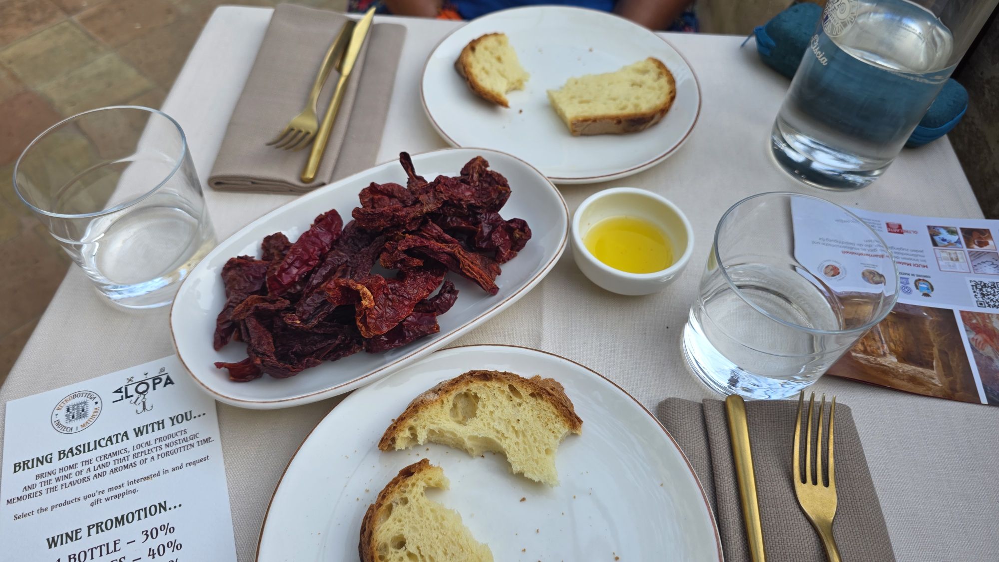 Pane di Matera mit Olivenöl und getrockneter Paprika