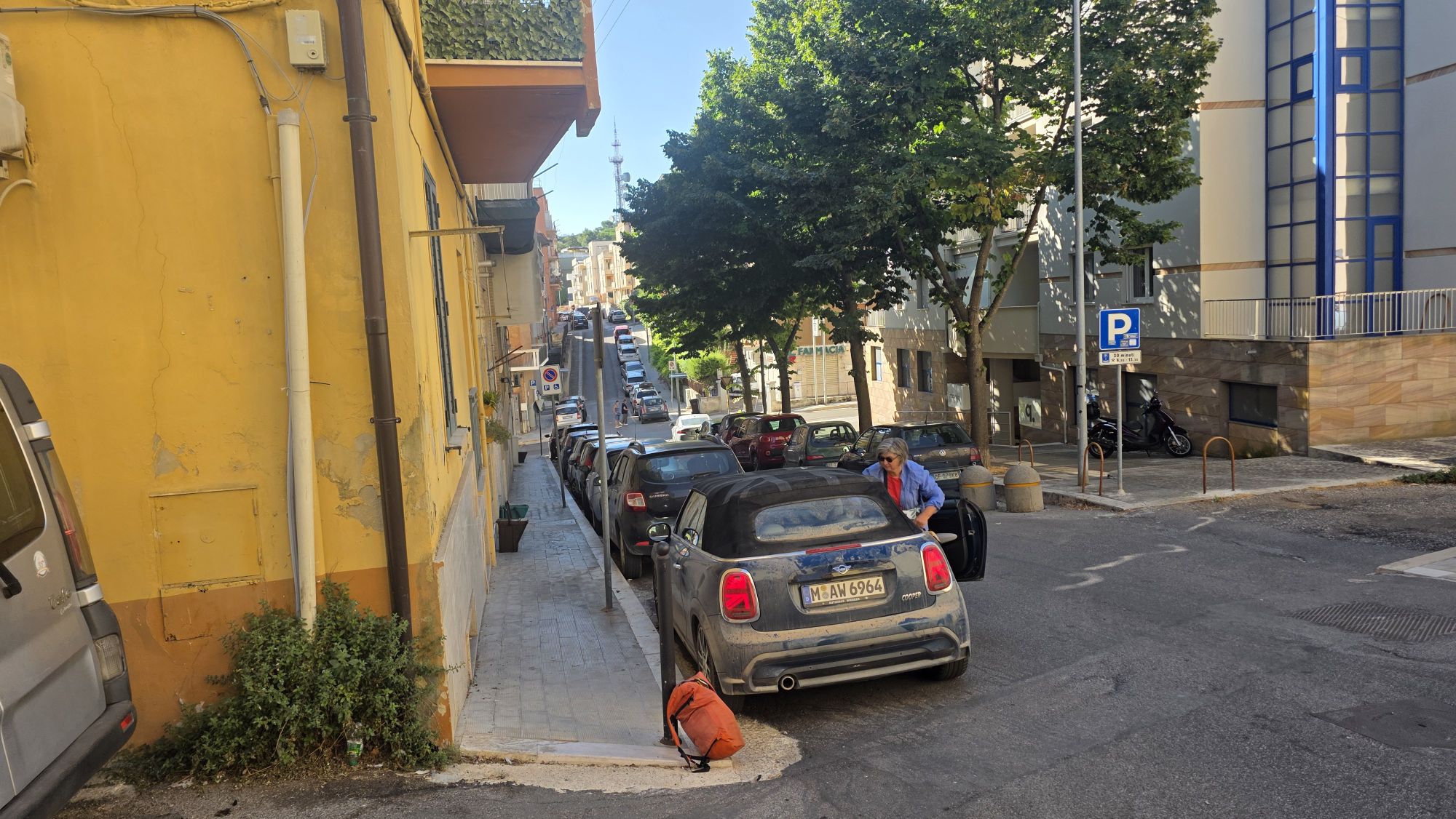 Mini Cabrio mit Gepäck in einer Seitenstraße von Matera