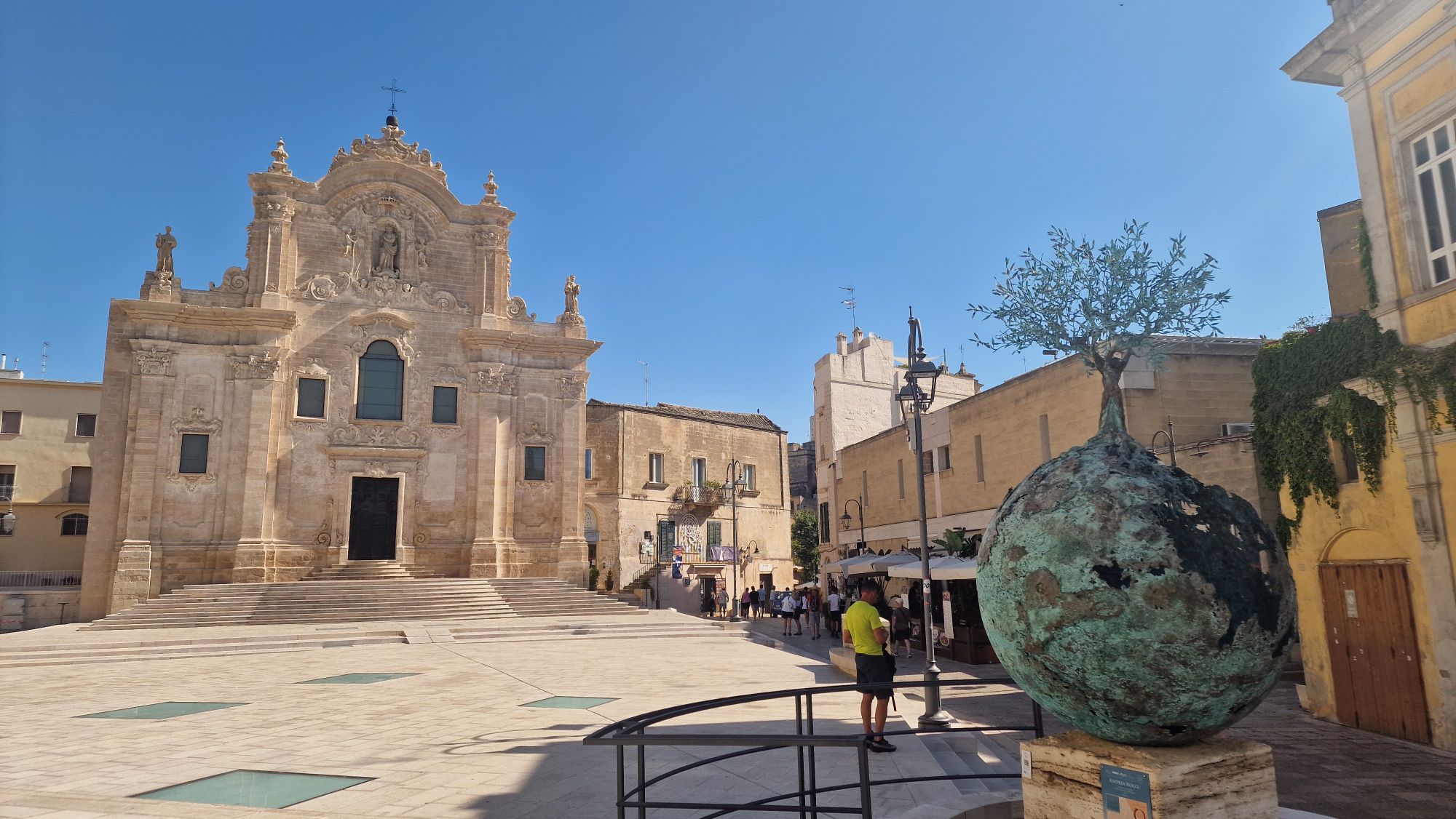 Baumskulptur von Andrea Roggi in Matera