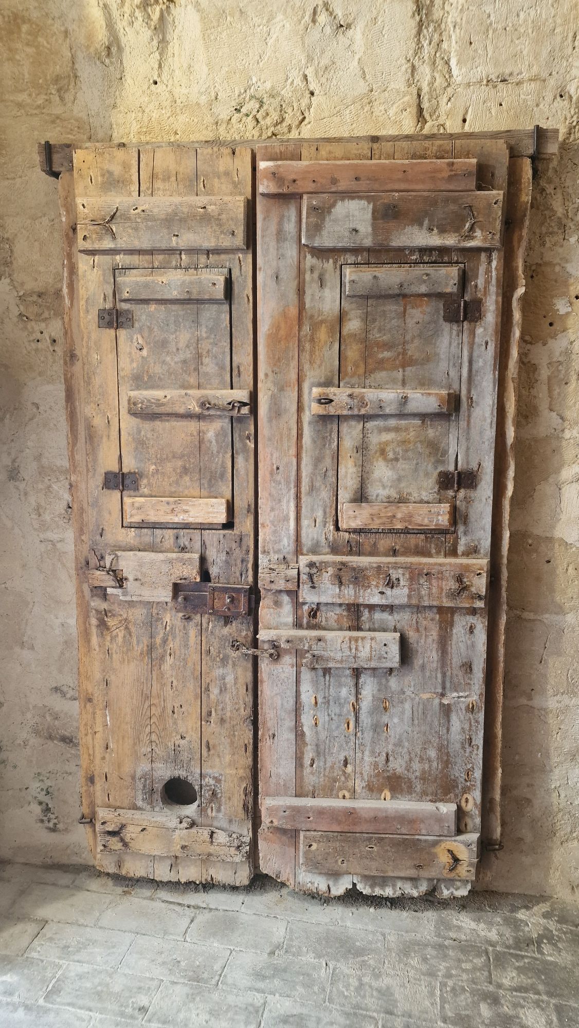 Alte Holztür im Höhlensystem von Matera