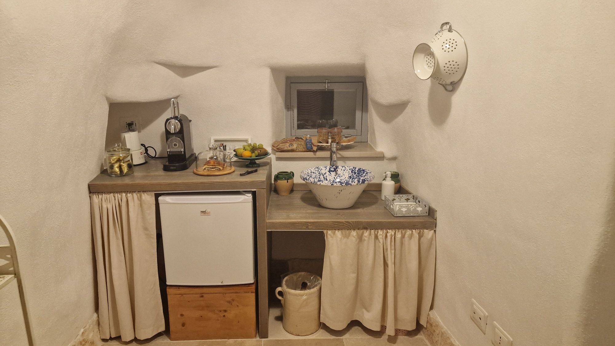 Kleine Küche in einem Trullo