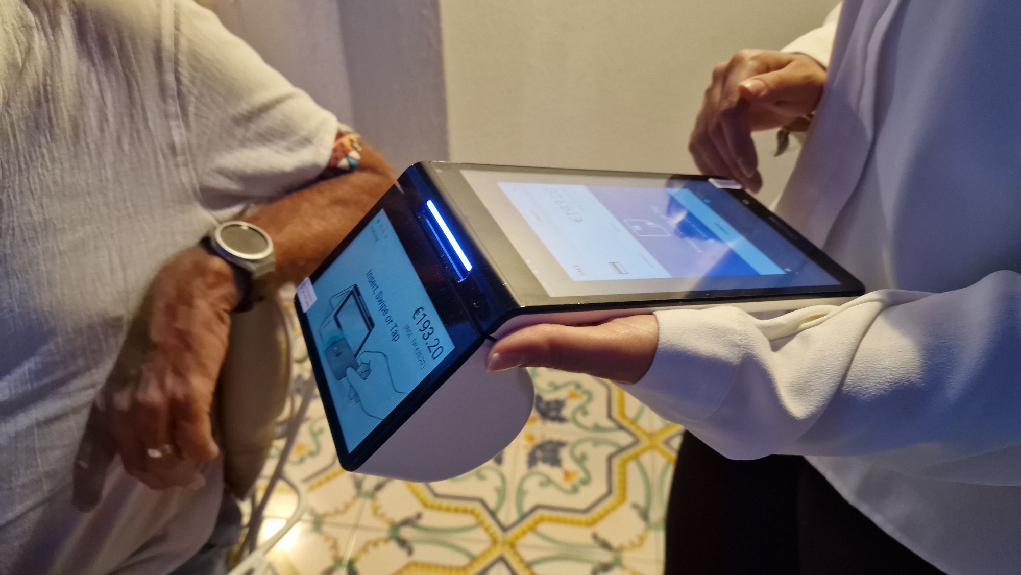 Großes mobiles Bezahlterminal mit Restaurantrechnung in Amalfi