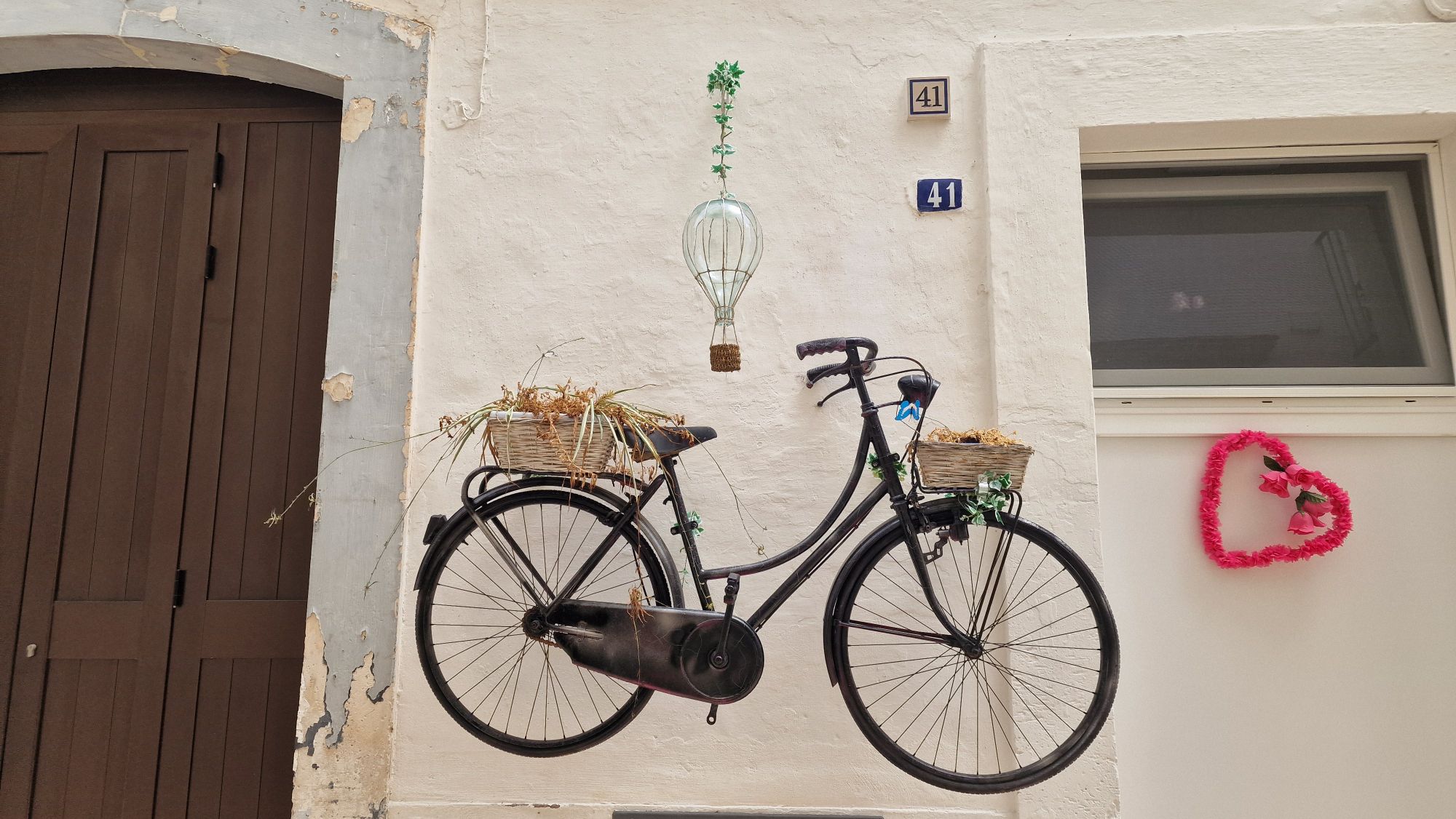Dekoriertes Fahrrad an einer Hauswand in Martina Franca