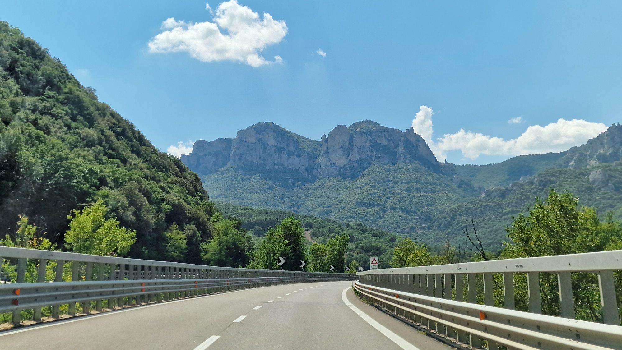 Blauer Himmel auf dem Weg nach Salerno
