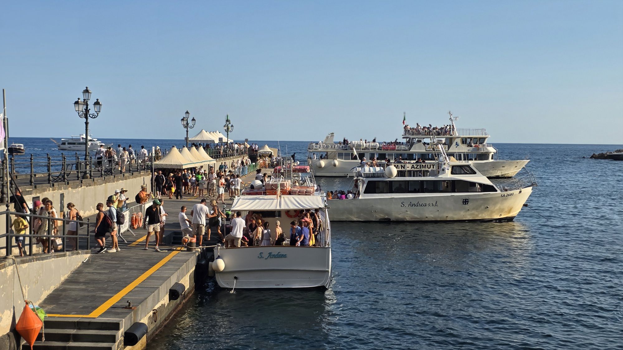 Fähr- und Ausflugsboote im Hafen von Amalfi