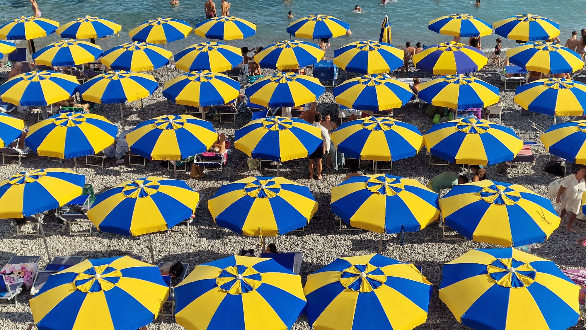 Sonnenschirme am Strand von Amalfi