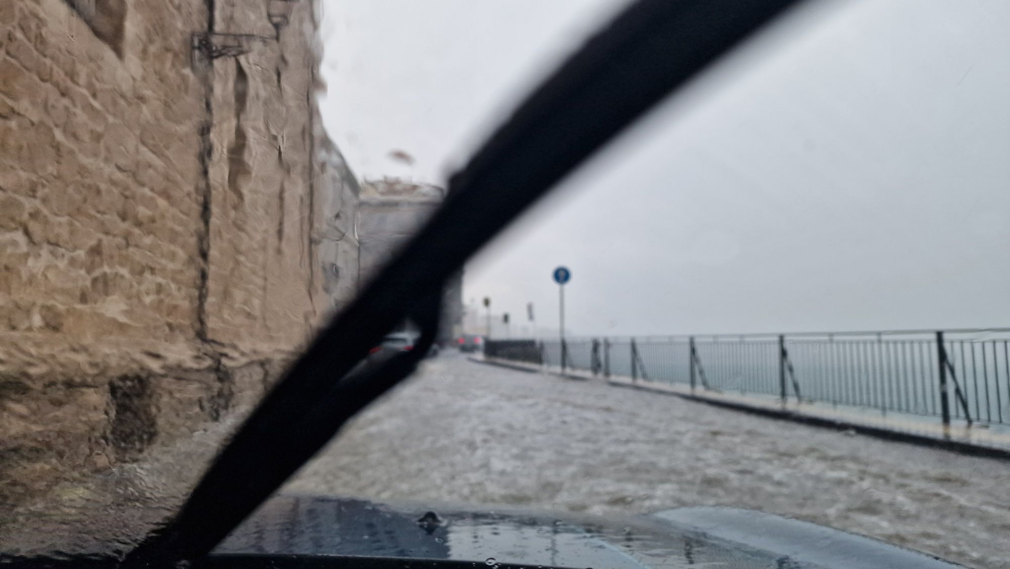 Starkregen am Castello Aragonese in Taranto