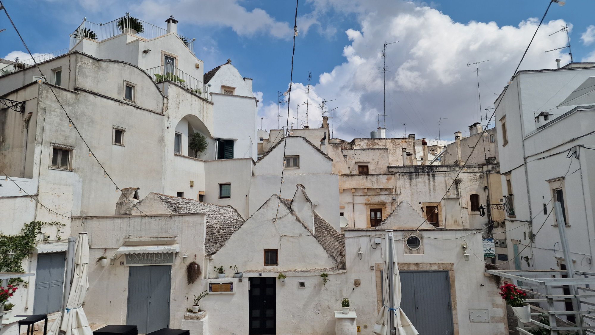 Weiße Häuser mit Steindächern im Quartiere La Lama in Martina Franca