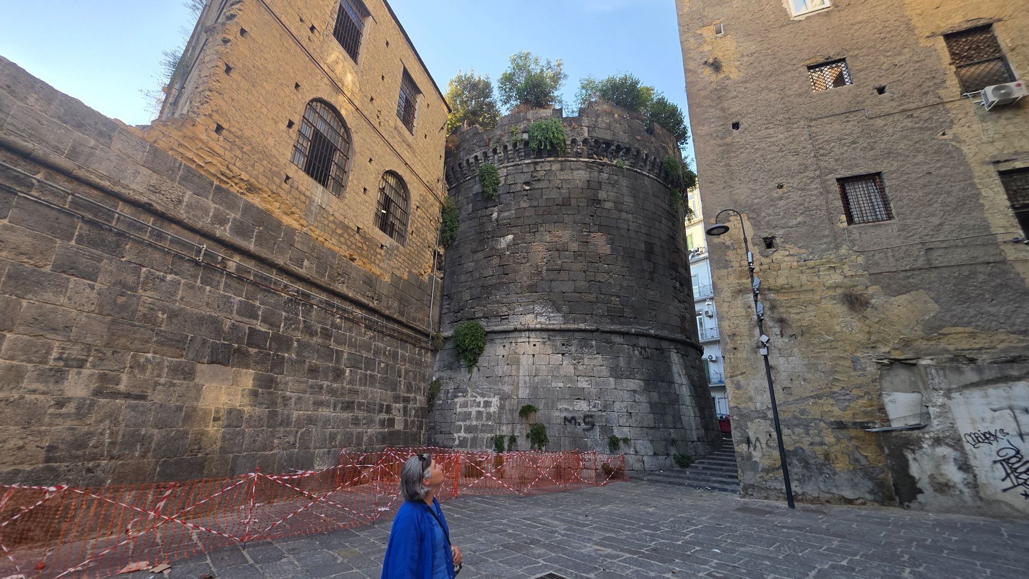 Rundturm der historischen Porta Nolana in Neapel